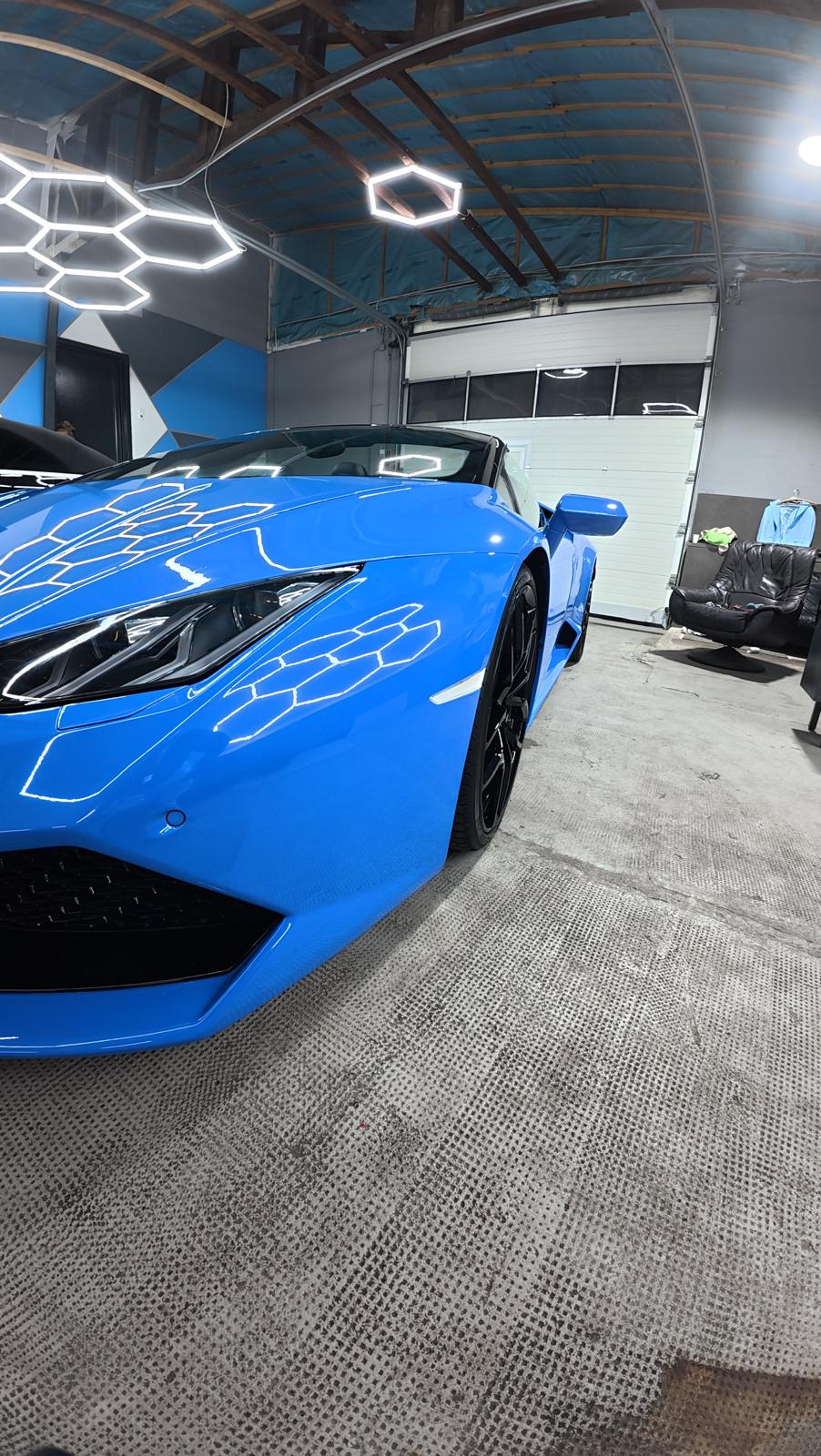 Lamborghini Huracán Seitenansicht mit Spiegelglanz nach Veredelung